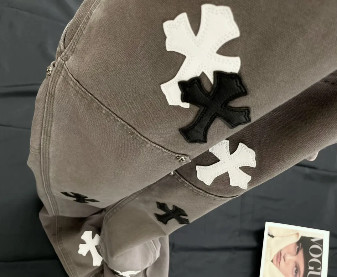 🅿️290 Correct version Item number: C01 Chrome Hearts CH double knee cross patch leather b01 version logging pants straight leg Sanskrit overalls, cabinet W level, patch cross pattern embellishment, high waist washed jeans! ! Absolutely high-end luxury products, 1.9W level god-level single products, super popular products, made with top heavy industry, a magic weapon that cannot be missed. About Zangyin, this is an extremely luxurious fashion brand, which can also be called the aristocrats of the high street. It has always been an exclusive brand for some hipsters or rich second generation. Compared with ordinary high streets, it is more luxurious and noble. Compared with luxury brands, it has a more fashionable personality and has always been a brand that I have a special liking for. Imported yarn is custom-woven into a high-density twill canvas, which ensures a crisp silhouette and a very delicate hand feel. It follows the B01 classic silhouette, with a crisp and stylish upper body. The ready-made garments are stone-milled and fermented, so they can be matched with any style. Buttons and zippers are made of authentic YKK retro metal products. Double-layer canvas on the front knees has perfect details. All hardware is customized.  Color #Gray Size #S-XL S Waist 77 Hips 102 Length 102 Opening 20 M Waist 81 Hips 106 Length 104 Opening 21 L Waist 85 Hips 110 Length 106 Opening 21.5 xL Waist 90 Hips 114 Length 108 Opening 22